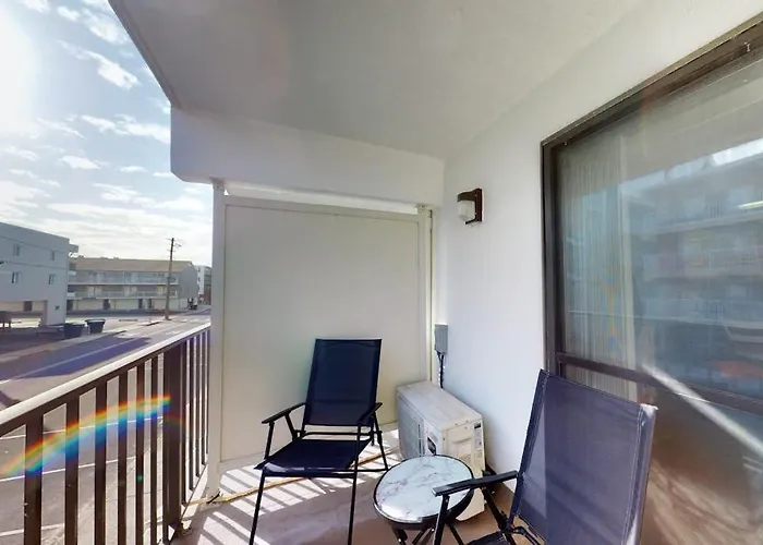 Holiday home One Block To The Perfectly Located With Ac Balcony Shared Pool