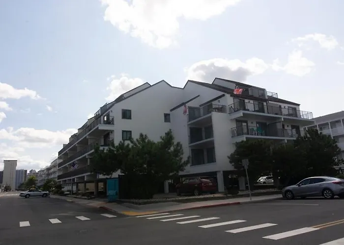 Holiday home One Block To The Perfectly Located With Ac Balcony Shared Pool